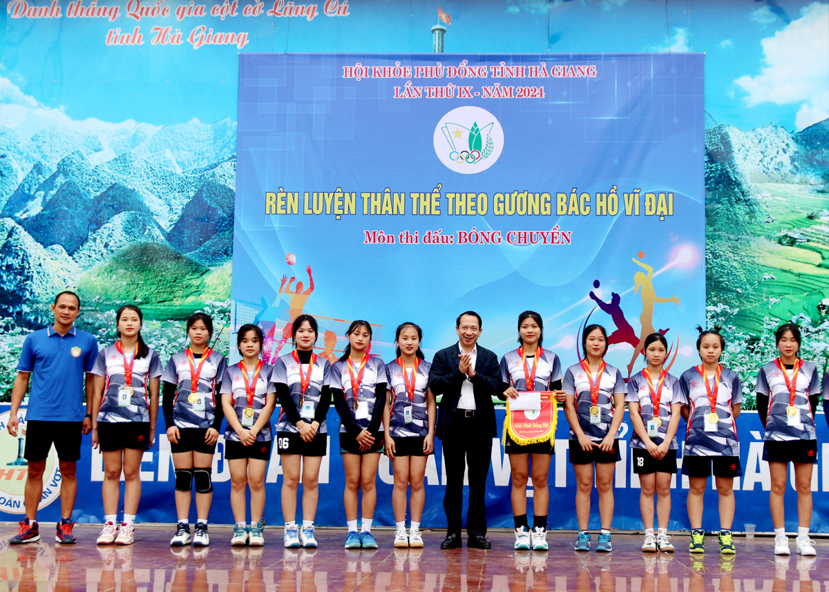 Phó Chủ tịch UBND tỉnh Trần Đức Quý trao Huy chương Vàng cho đội bóng chuyền nữ Trường THPT Xuân Giang.