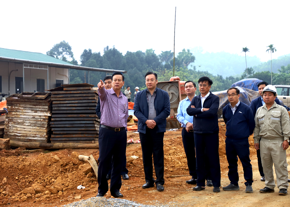 Chủ tịch UBND tỉnh Nguyễn Văn Sơn kiểm tra tiến độ Dự án Cao tốc Tuyên Quang - Hà Giang đoạn đầu tuyến thuộc địa phận thị trấn Vĩnh Tuy.