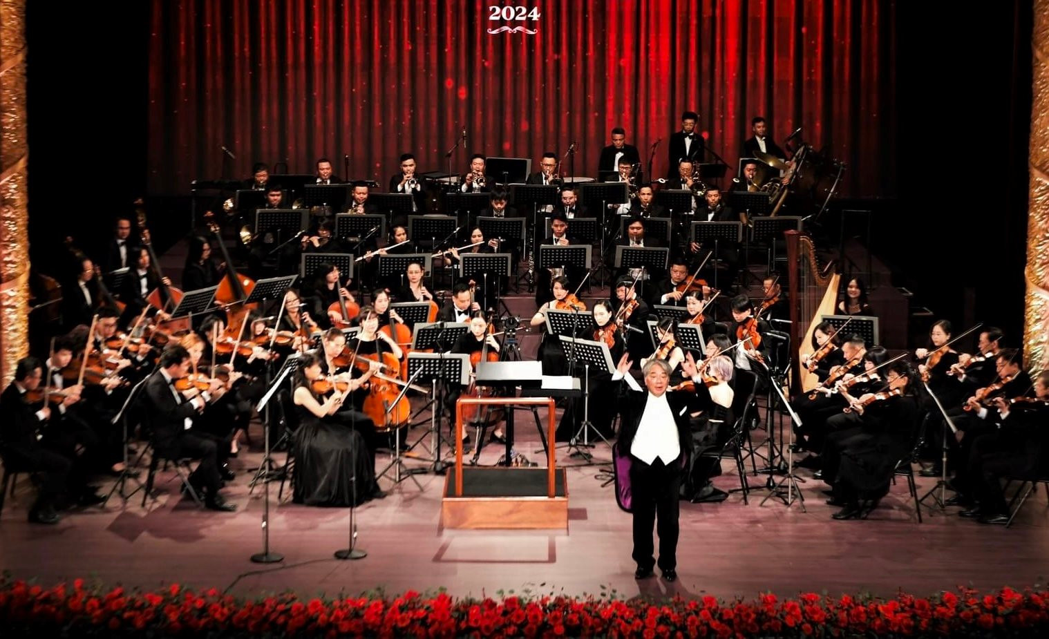Dàn nhạc Giao hưởng Việt Nam biểu diễn dưới sự chỉ huy của nhạc trưởng Honna Tetsuji.