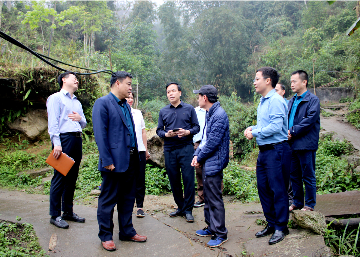 Đoàn công tác kiểm tra công trình cấp nước sinh hoạt nông thôn tại xã Phương Độ (thành phố Hà Giang)