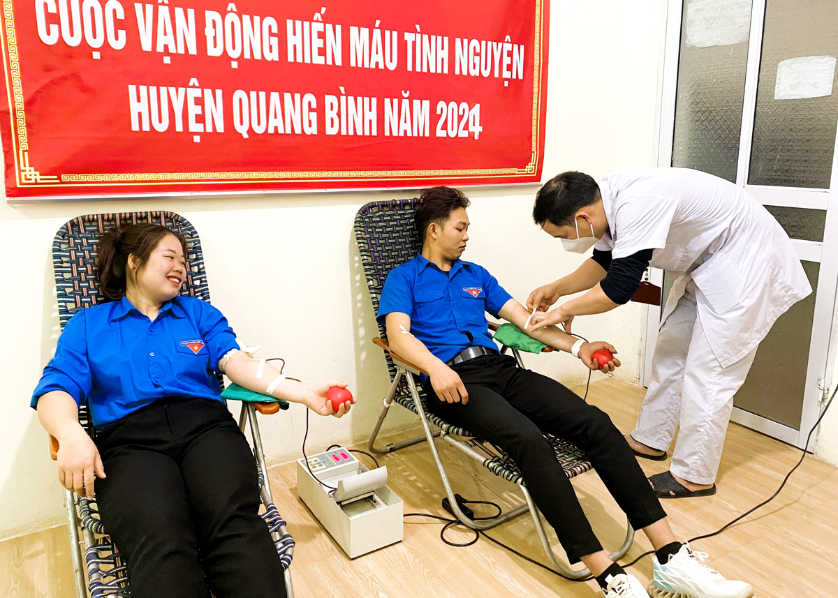 Các đoàn viên, thanh niên huyện Quang Bình tham gia hiến máu tình nguyện.
