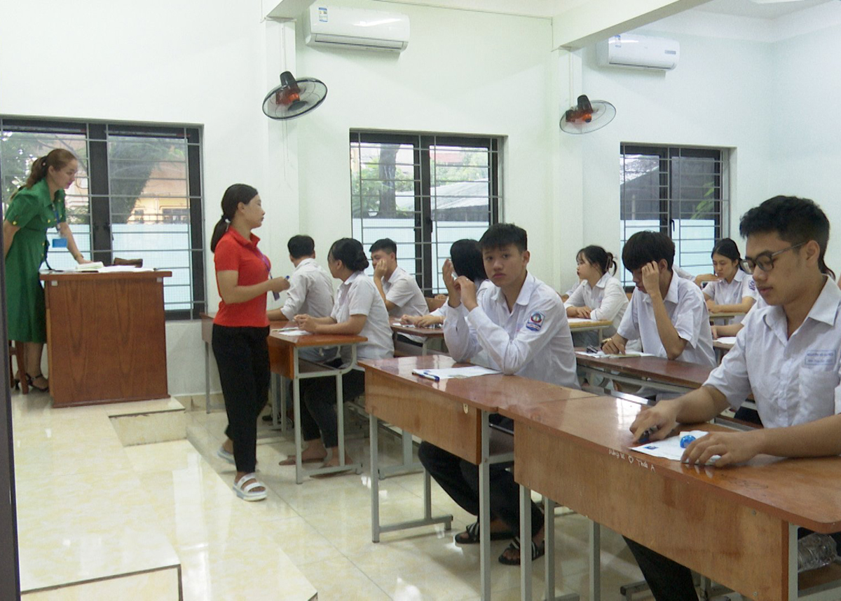 Thí sinh Trường THPT Chuyên Hà Giang trong ngày đầu kỳ thi tốt nghiệp THPT năm 2023