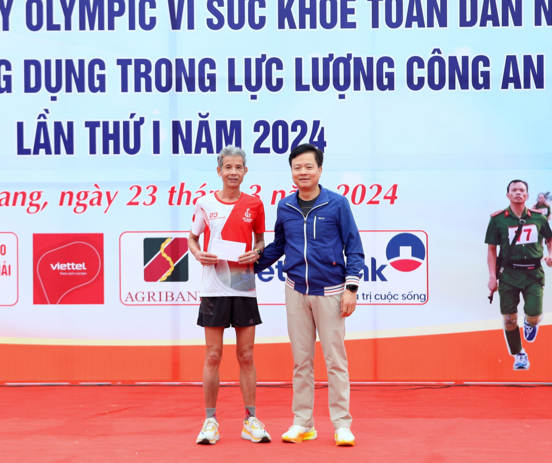 Thay mặt BTC, Chủ nhiệm UBKT Tỉnh ủy Trần Quang Minh tặng quà vận động viên bán chuyên nghiệp Nguyễn Văn Kết vừa qua đoạt giải Nhất cự ly 42km tại Giải chạy Marathon Manila quốc tế 2024.