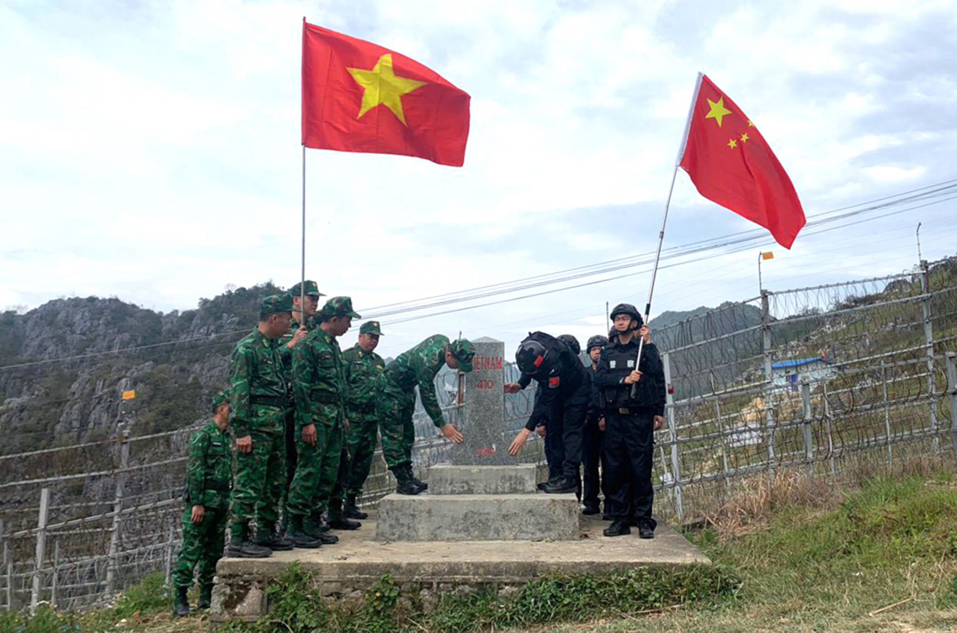 Đội tuần tra Đồn Biên phòng Đồng Văn và Đội tuần tra phân trạm kiểm soát xuất, nhập cảnh Mã Lâm (Trung Quốc) cùng kiểm tra cột mốc 410.