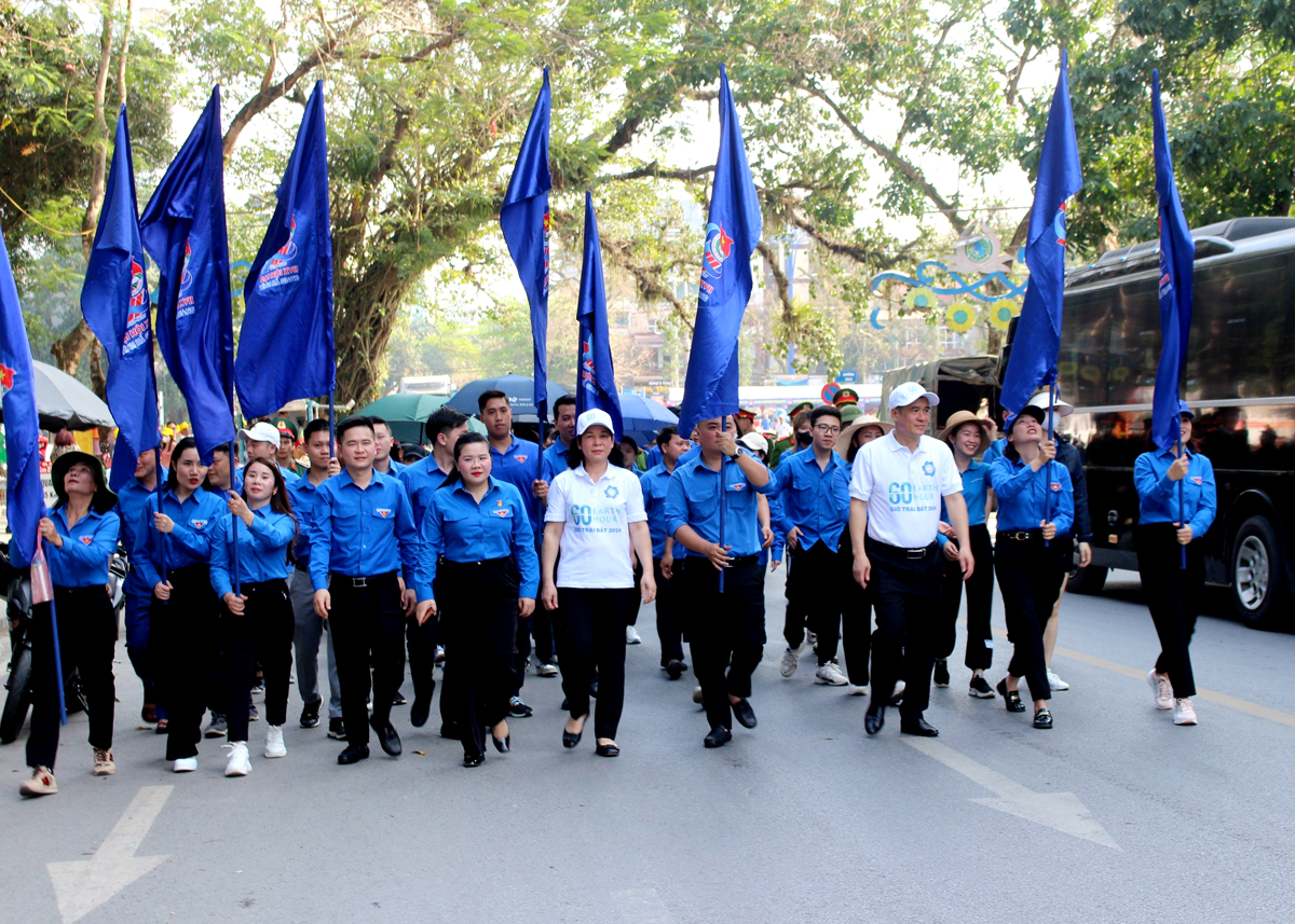Đồng chí Chúng Thị Chiên, Ủy viên BTV Tỉnh ủy, Bí thư Thành ủy Hà Giang và đông đảo đoàn viên, thanh niên tham gia chương trình những bước chân vì cộng đồng.