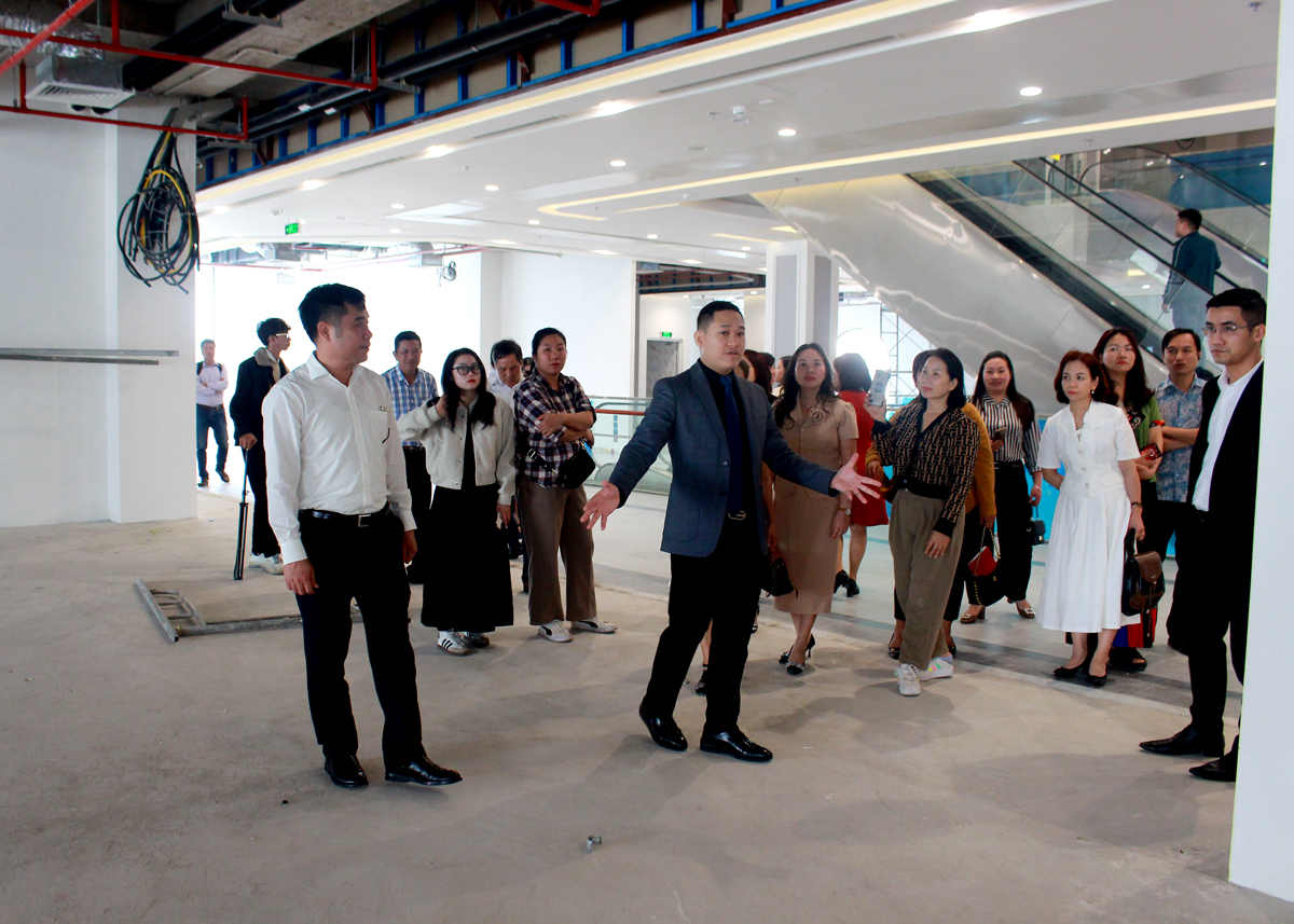 Các đại biểu tham quan các gian hàng tại Vincom plaza Hà Giang