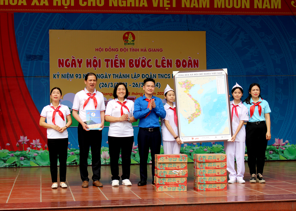 Lãnh đạo Tỉnh đoàn tặng quà cho đại diện Trường THCS Lê Lợi.