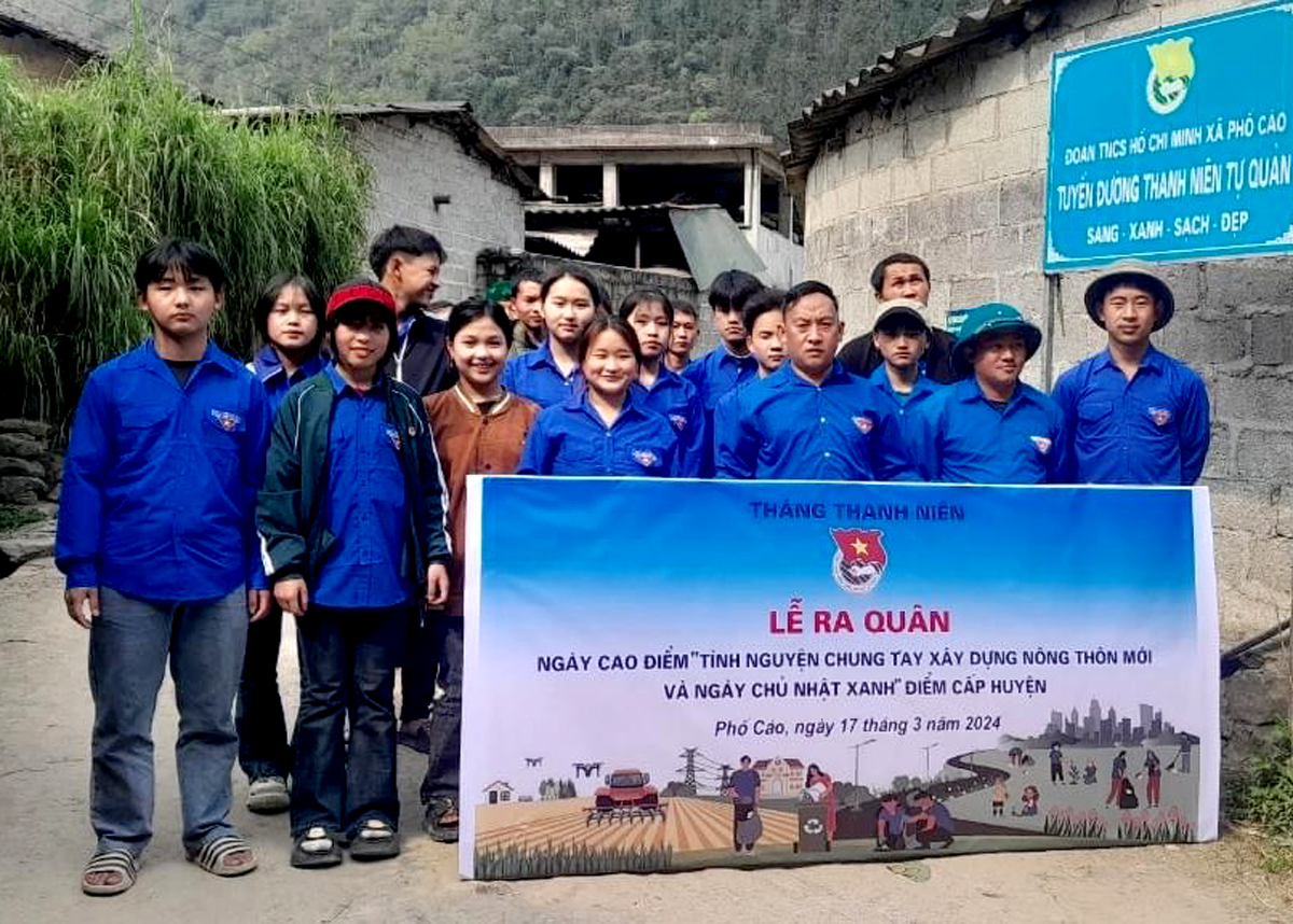 Đoàn viên thanh niên xã Phố Cáo (Đồng Văn) hưởng ứng phong trào tình nguyện xây dựng Nông thôn mới.