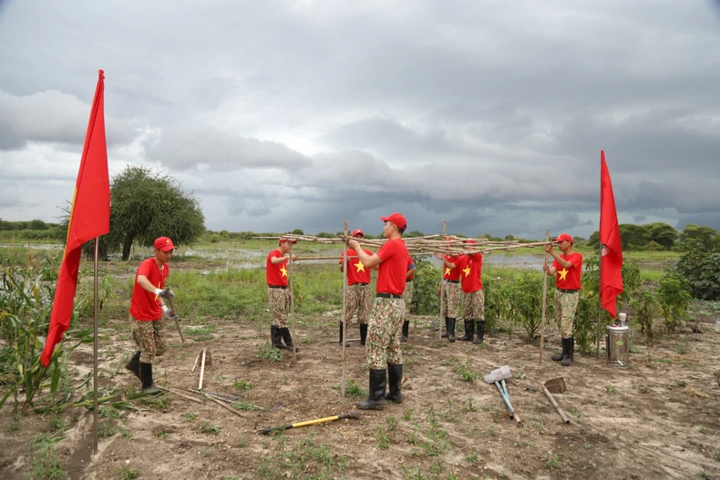 Các đoàn viên Chi đoàn thanh niên Đội Công binh Việt Nam giúp người dân Abyei trồng cây nông nghiệp. 