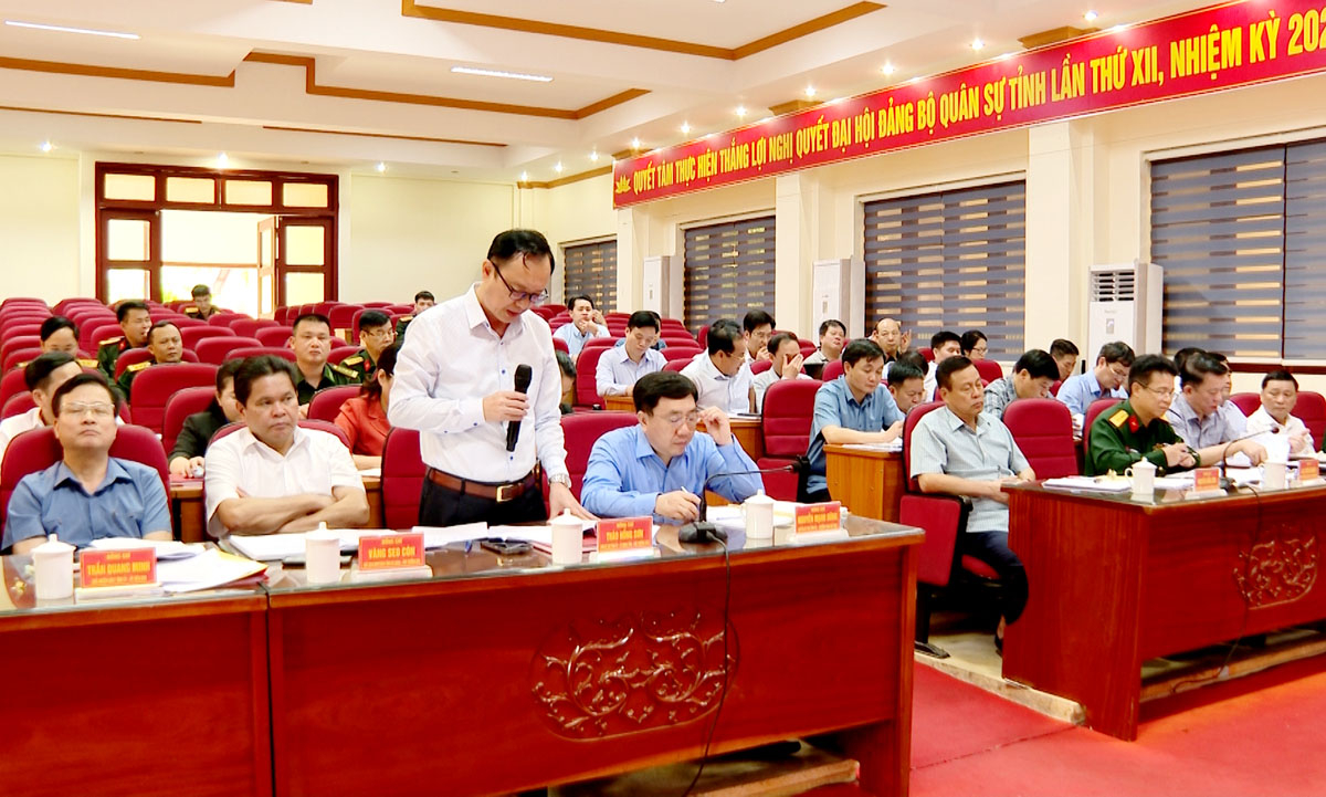 Chủ tịch HĐND tỉnh Thào Hồng Sơn phát biểu tại hội nghị.