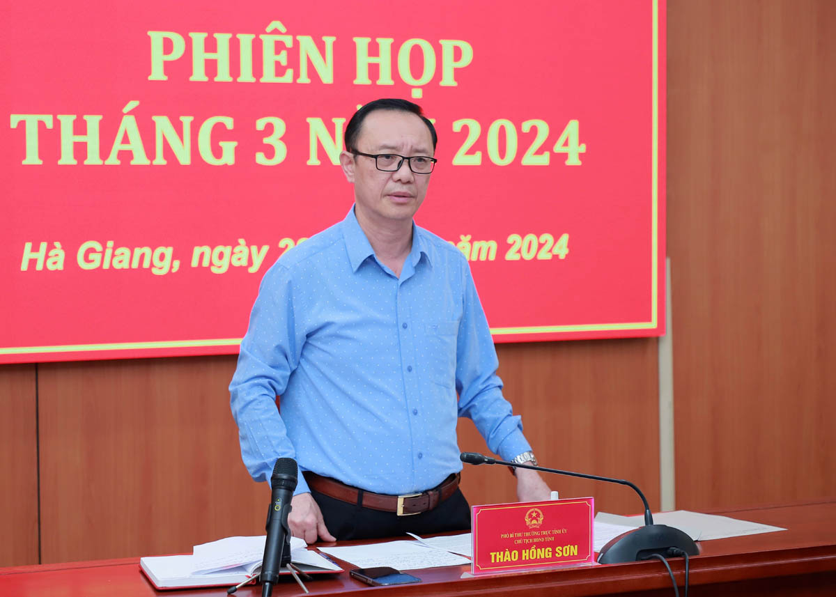 Phó Bí thư Thường trực Tỉnh ủy, Chủ tịch HĐND tỉnh Thào Hồng Sơn kết luận phiên họp.