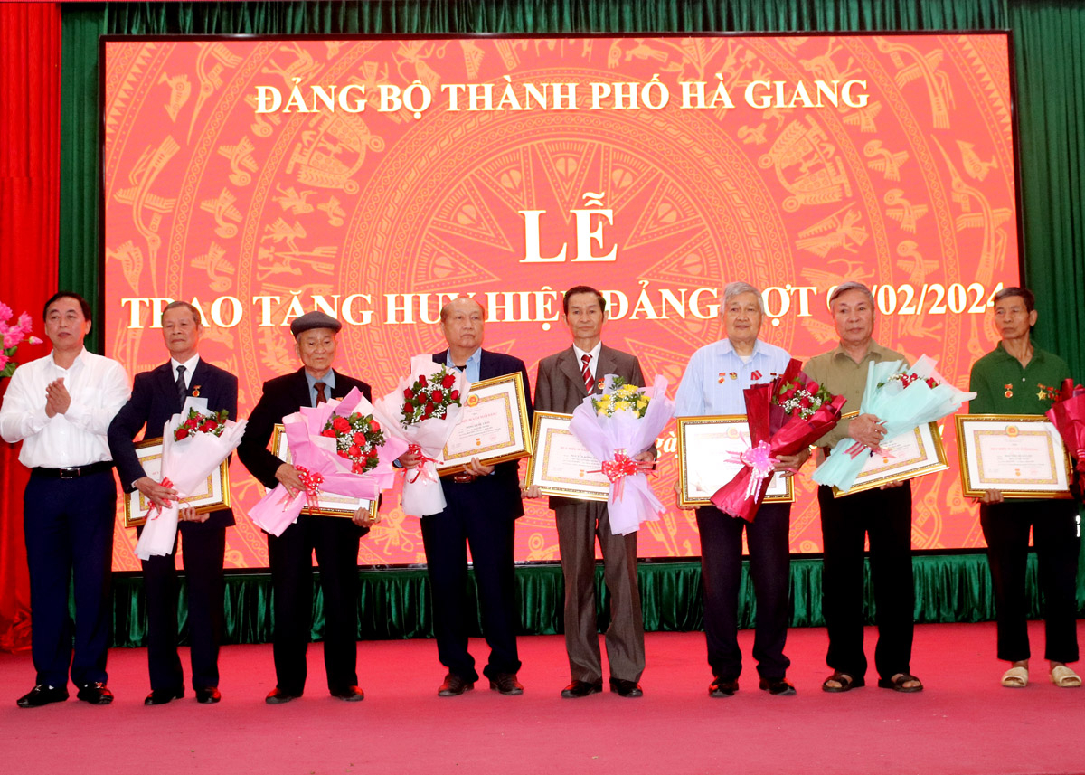 Lãnh đạo Ủy ban Kiểm tra Thành ủy trao Huy hiệu 50 năm tuổi Đảng cho các đảng viên.