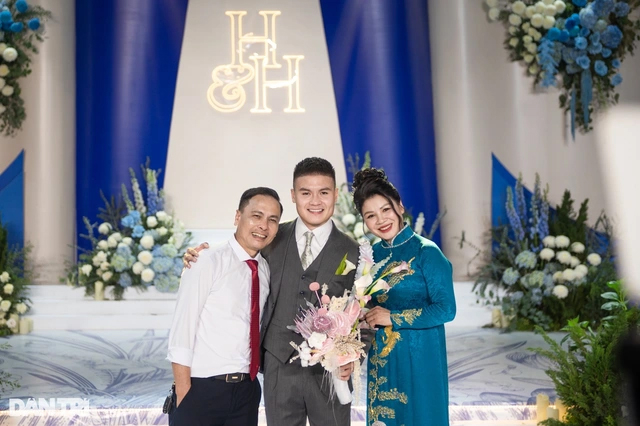 Quang Hải và bố mẹ trước giờ đón dâu.