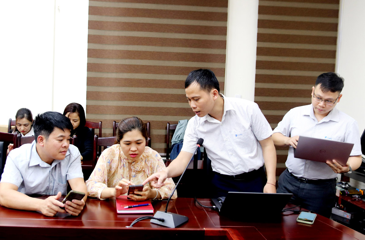 Cán bộ Viễn thông Hà Giang hướng dẫn đảng viên ứng dụng Sổ tay đảng viên điện tử trên điện thoại thông minh.
