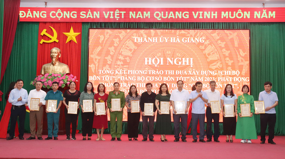 Lãnh đạo thành phố Hà Giang trao Chứng nhận hoàn thành xuất sắc nhiệm vụ trong phong trào thi đua xây dựng “Chi bộ bốn tốt”, “Đảng bộ cơ sở bốn tốt” năm 2023 cho các tập thể.