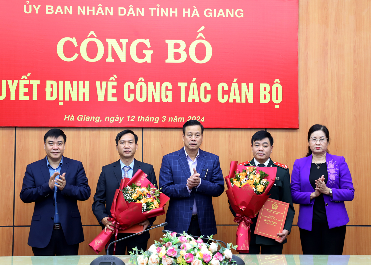 Chủ tịch UBND tỉnh Nguyễn Văn Sơn và các Phó Chủ tịch UBND tỉnh trao Quyết định, tặng hoa chúc mừng các đồng chí được bổ nhiệm.