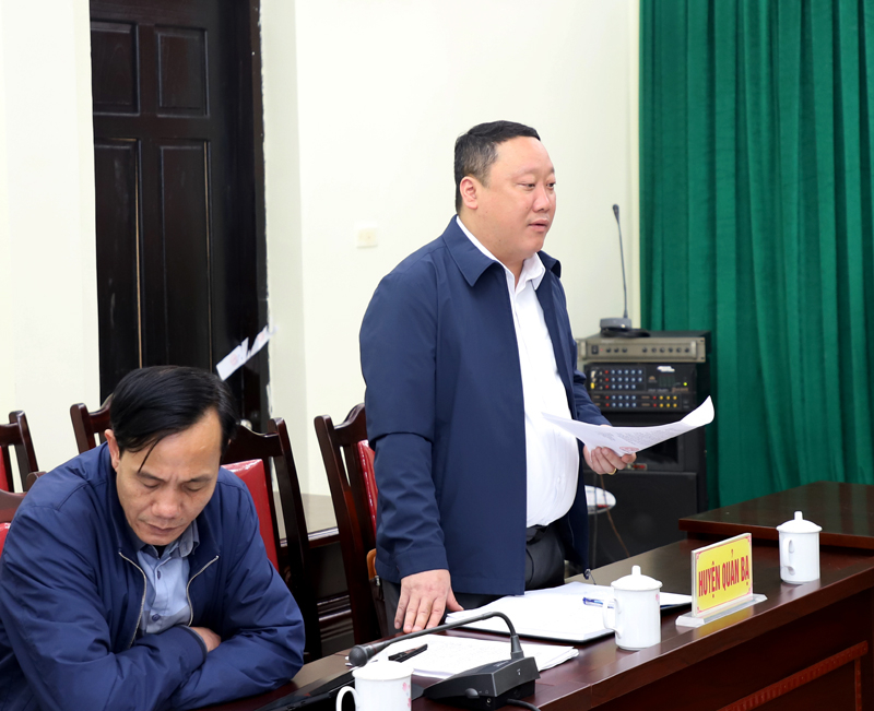 Chủ tịch UBND huyện Quản Bạ Hạng Dương Thành báo cáo kết quả giải quyết khiếu nại.