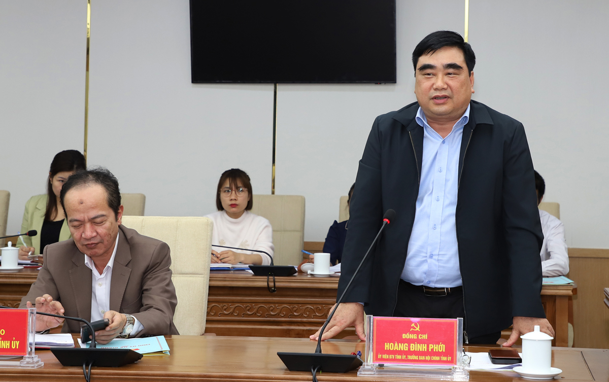 Trưởng Ban Nội chính Tỉnh ủy Hoàng Đình Phới trao đổi với CCVCNLĐ ngành Y tế.