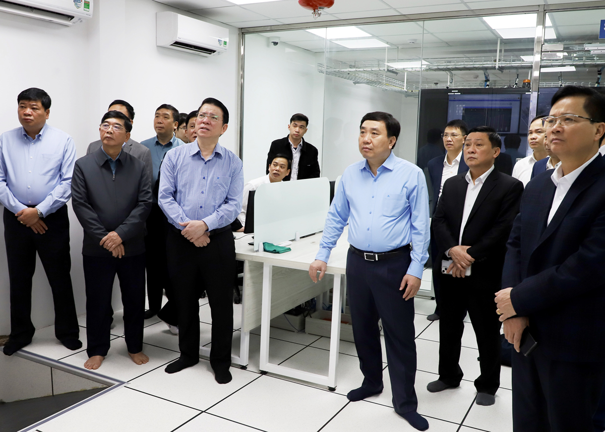 Quyền Bí thư Tỉnh ủy Nguyễn Mạnh Dũng thăm Trung tâm Tích hợp dữ liệu của tỉnh tại Sở Thông tin và Truyền thông.