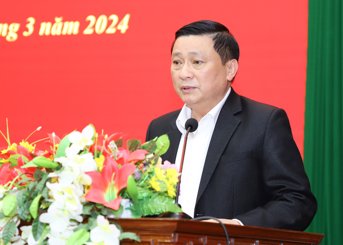Trưởng ban Tổ chức Tỉnh ủy Nguyễn Minh Tiến công bố Quyết định của BTV Tỉnh ủy về công tác cán bộ.