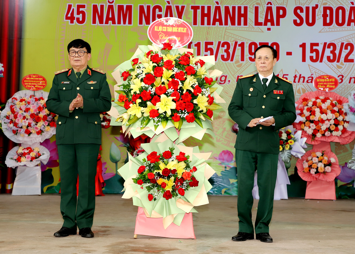 Trung tướng Nguyễn Hữu Khảm, Trưởng ban liên lạc Mặt trận Vị Xuyên toàn quốc tặng lẵng hoa cho lễ kỷ niệm.