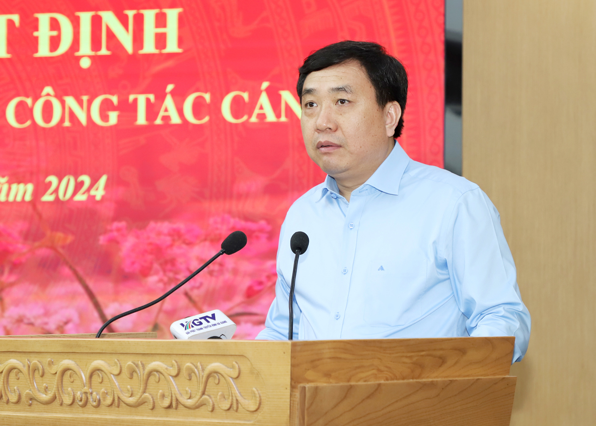 Quyền Bí thư Tỉnh ủy Nguyễn Mạnh Dũng phát biểu giao nhiệm vụ cho các đồng chí được phân công, bổ nhiệm.