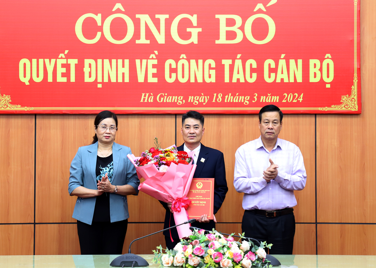Chủ tịch UBND tỉnh Nguyễn Văn Sơn và Phó Chủ tịch UBND tỉnh Hà Thị Minh Hạnh trao Quyết định, tặng hoa chúc mừng đồng chí Lê Thanh Sơn.