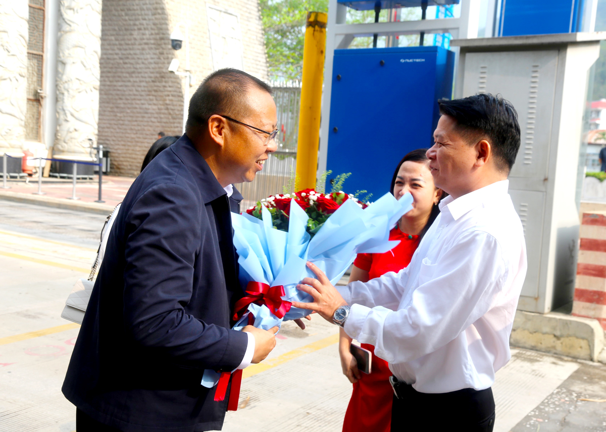 Ban quản lý Khu kinh tế tỉnh đón, tặng hoa đoàn đại biểu Ban Quản lý Khu hợp tác kinh tế biên giới Malypho (Trung Quốc).