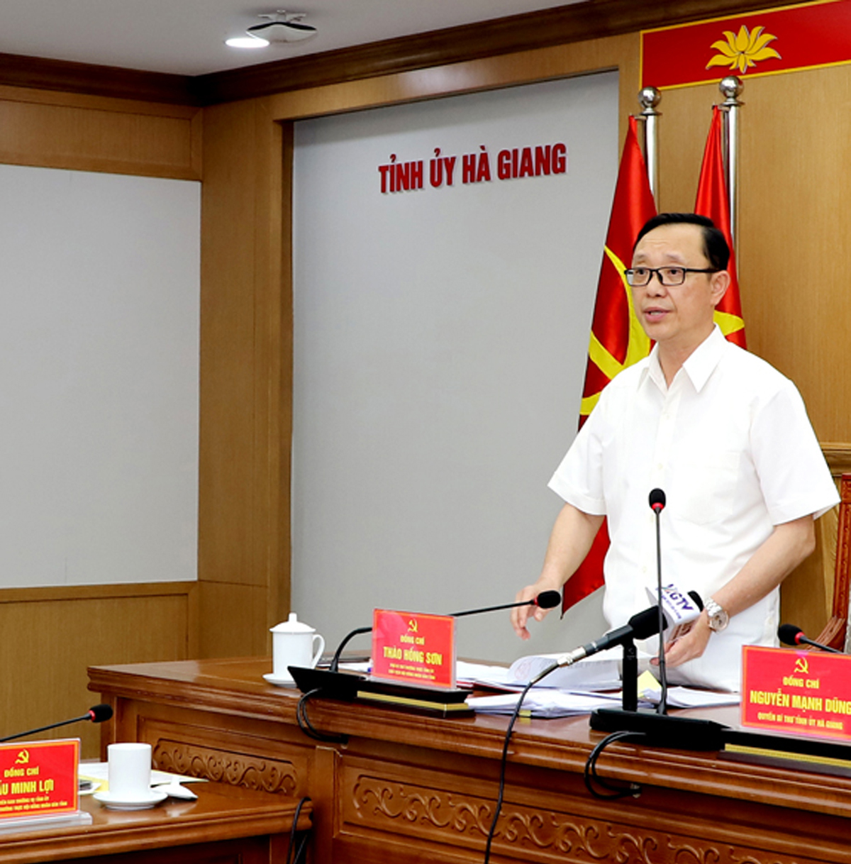 Phó Bí thư Thường trực Tỉnh ủy, Chủ tịch HĐND tỉnh Thào Hồng Sơn phát biểu tại hội nghị. 