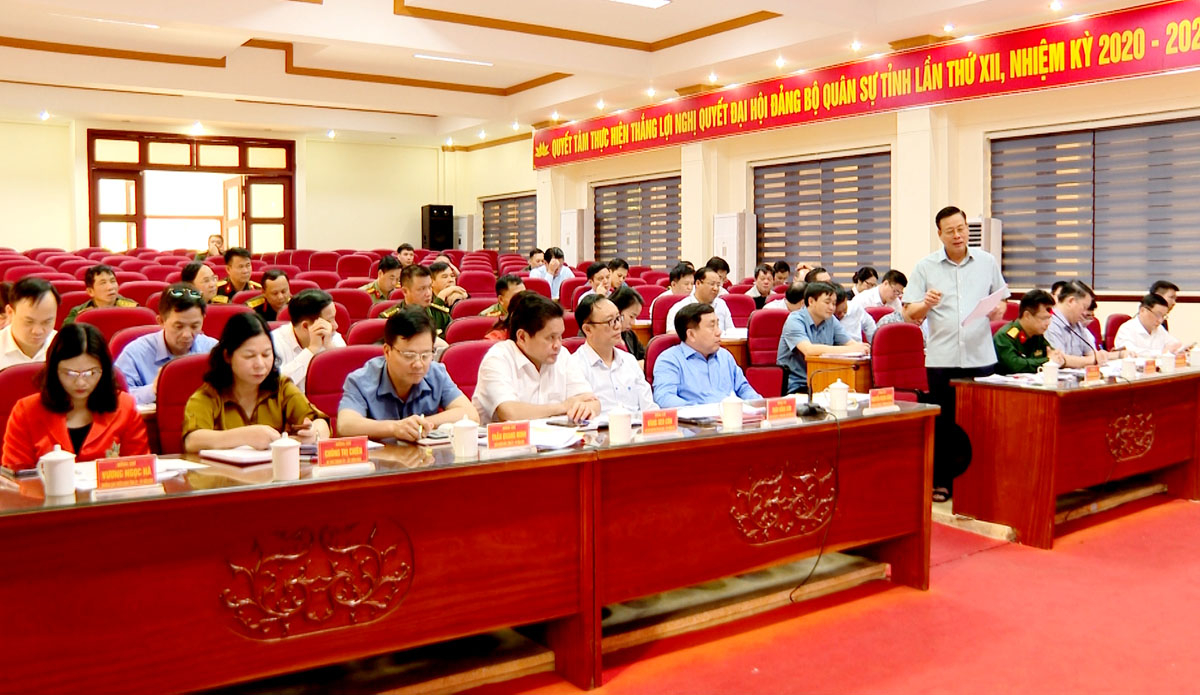 Chủ tịch UBND tỉnh Nguyễn Văn Sơn thảo luận tại hội nghị.