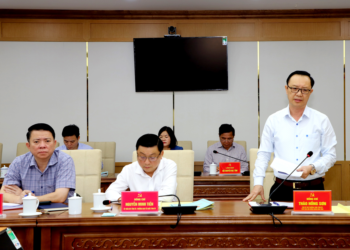 Phó Bí thư Thường trực Tỉnh ủy, Chủ tịch HĐND tỉnh Thào Hồng Sơn thảo luận tại cuộc họp.