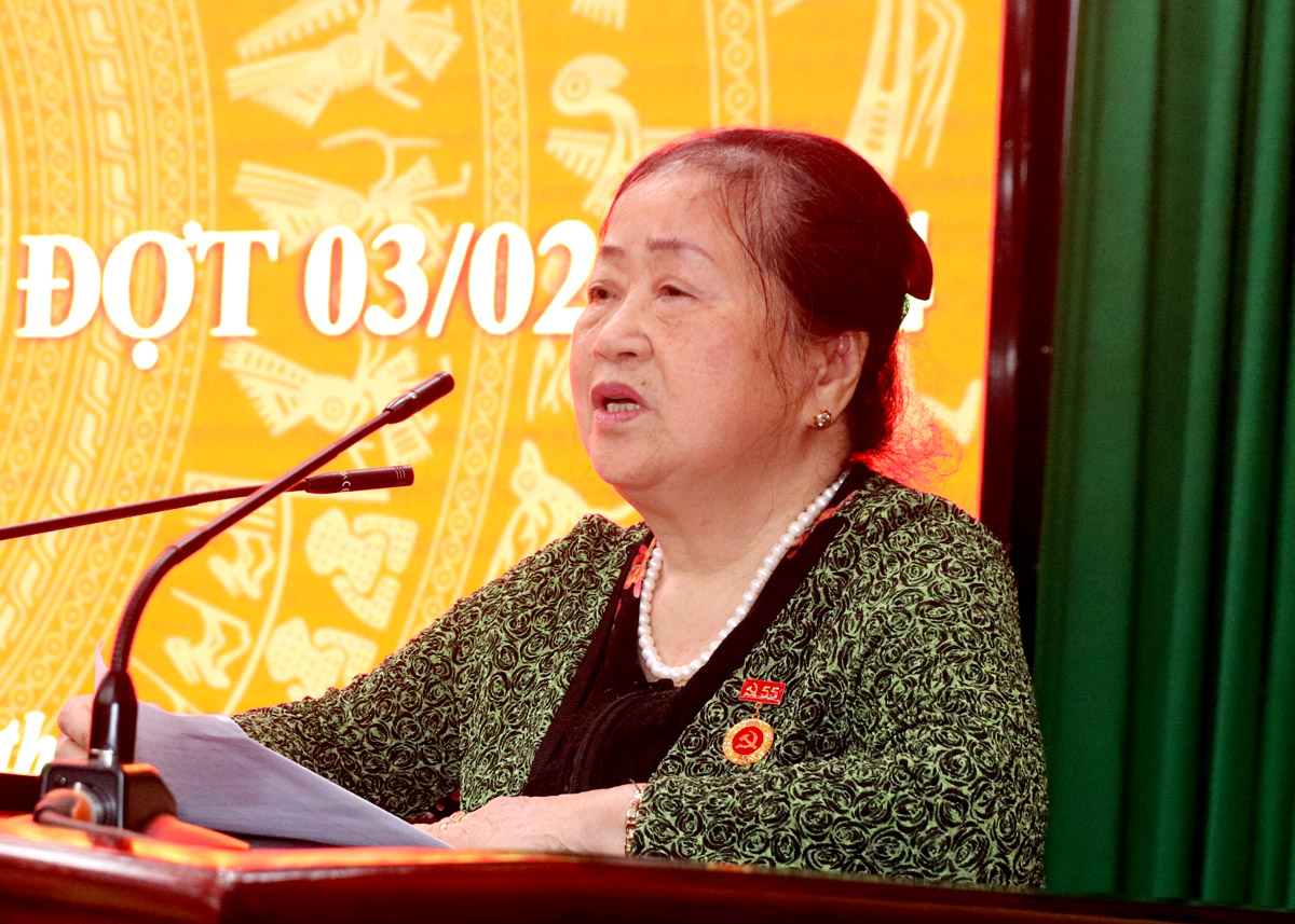 Đảng viên Trần Thị Nhung (Đảng bộ phường Minh Khai) phát biểu tại buổi lễ.