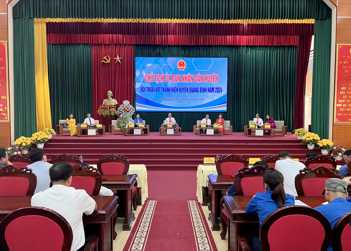 Chủ tịch UBND huyện Quang Bình và lãnh đạo các cơ quan, đơn vị trả lời những câu hỏi của ĐVTN.
