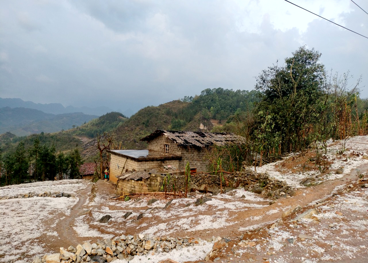 Mưa đá làm hư hỏng mái nhà dân tại Yên Minh