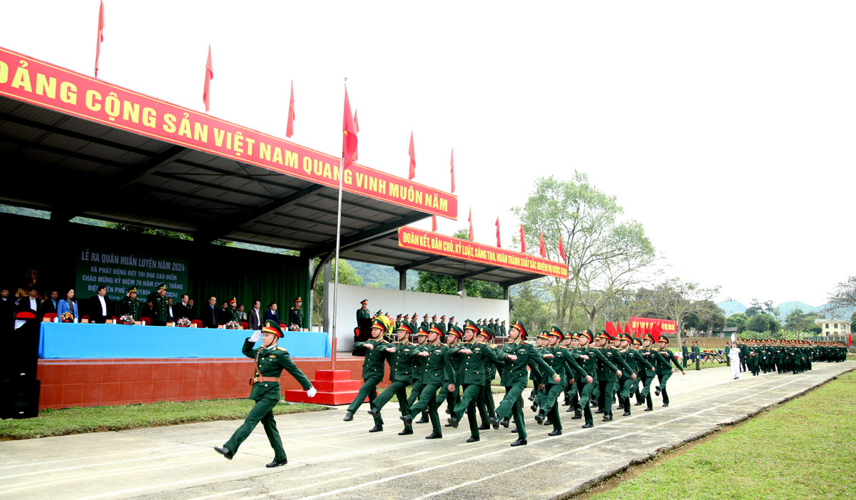 Các đơn vị diễu hành biểu dương lực lượng.