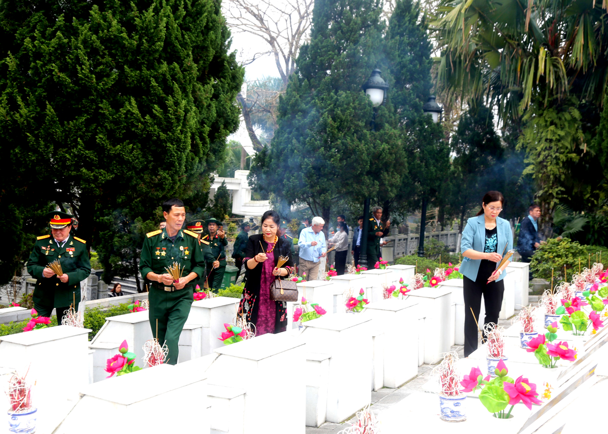 Các đại biểu thắp hương các phần mộ AHLS tại Nghĩa trang Liệt sỹ Quốc gia Vị Xuyên.