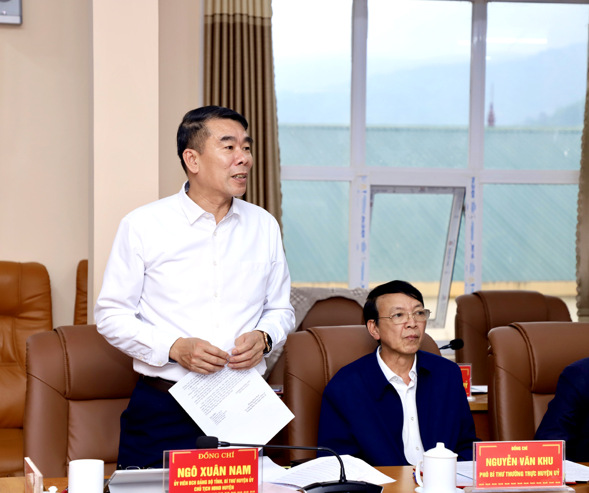 Bí thư Huyện ủy Yên Minh, Ngô Xuân Nam thảo luận tại buổi làm việc