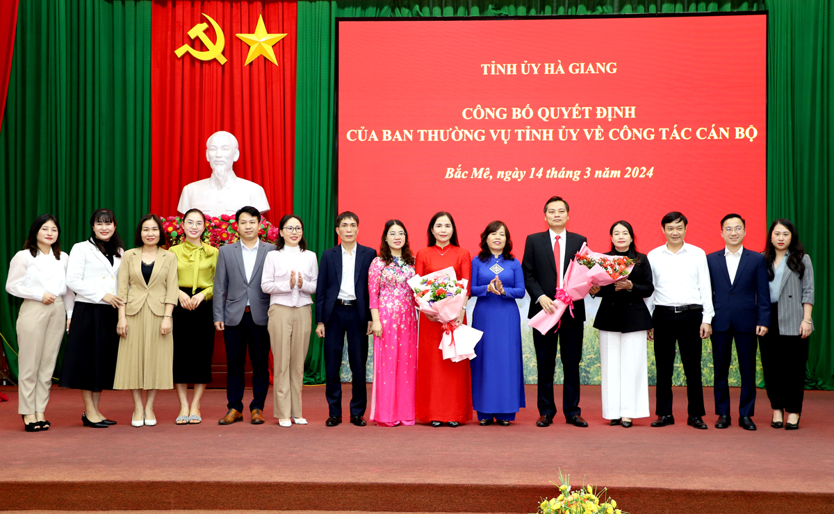 Phó trưởng đoàn chuyên trách Đoàn đại biểu QH khóa XV đơn vị tỉnh Hà Giang Lý Thị Lan tặng chúc mừng đồng chí Phạm Thị Hồng Yên.