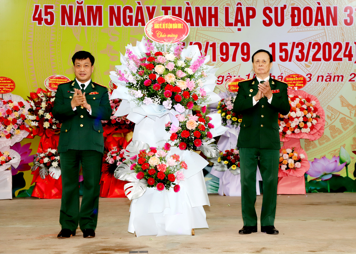 Đại diện Quân khu II tặng lẵng hoa cho lễ kỷ niệm