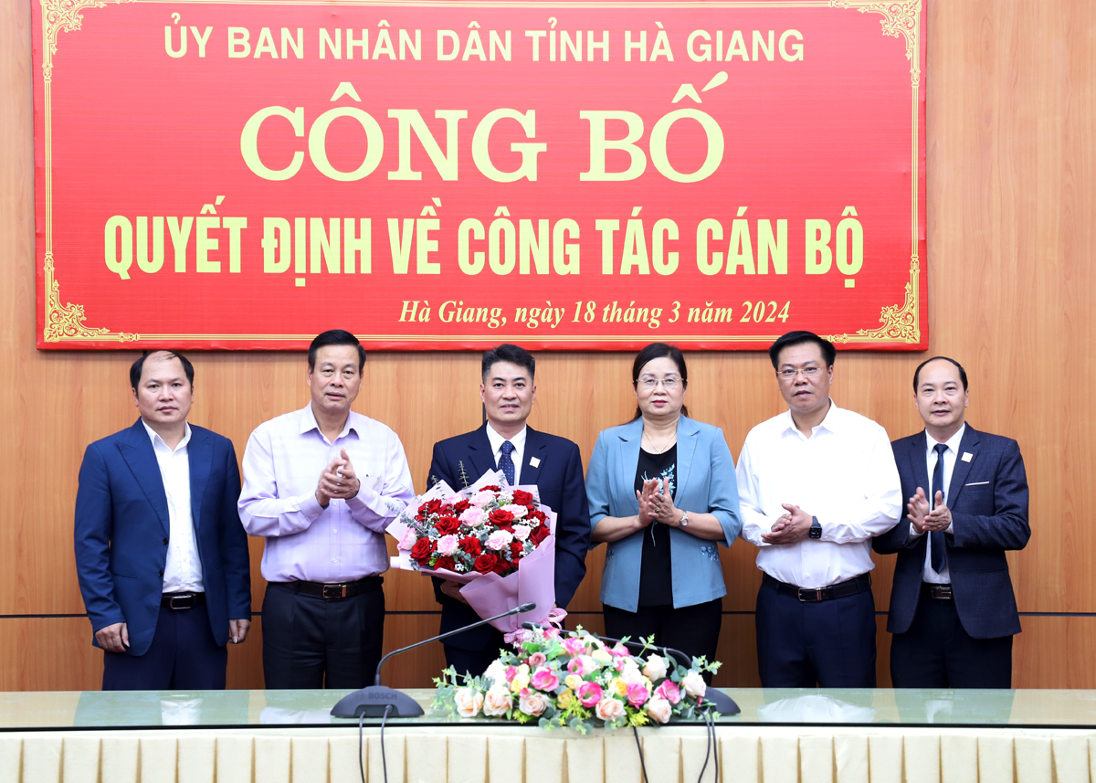 Các đồng chí lãnh đạo tỉnh và Ban lãnh đạo Sở Xây dựng tặng hoa chúc mừng đồng chí Lê Thanh Sơn.