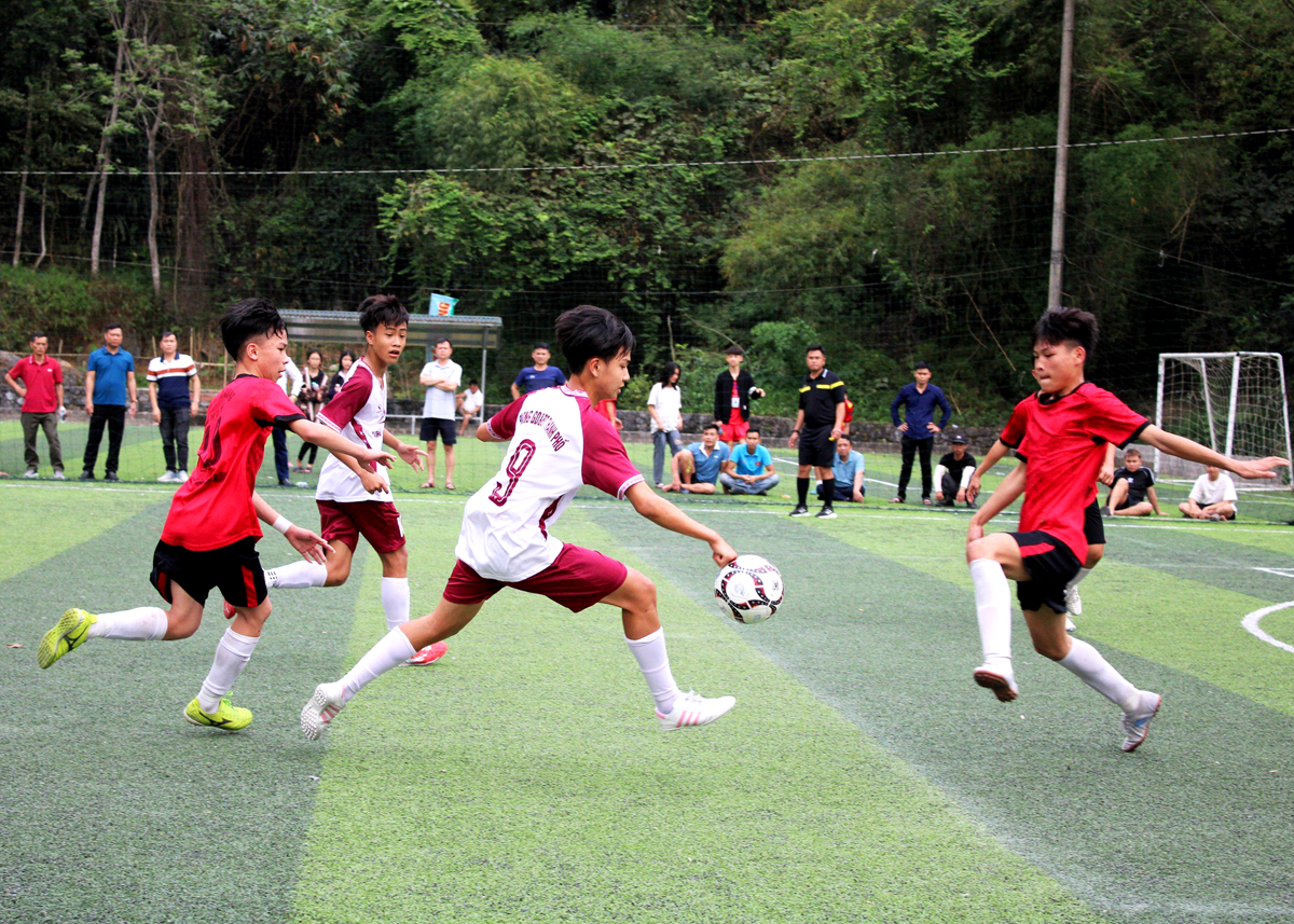 Một trận bóng đá hấp dẫn giữa 2 đội thuộc đoàn vận động viên Phòng GD&ĐT thành phố Hà Giang và huyện Quang Bình