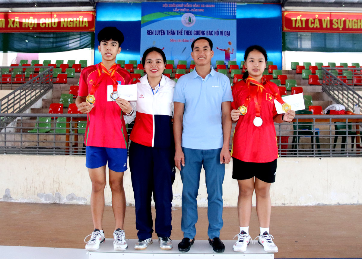 Niềm vui của gia đình chị Dương Thanh Thúy (Vị Xuyên) khi 2 con giành đến 5 huy chương.