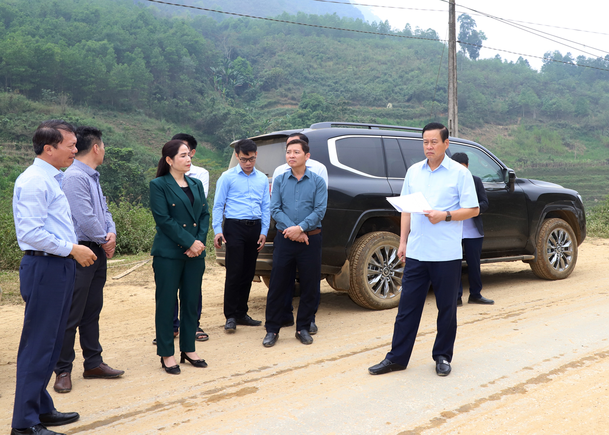 Chủ tịch UBND tỉnh Nguyễn Văn Sơn chỉ đạo biện pháp thi công tuyến ĐT.176B.