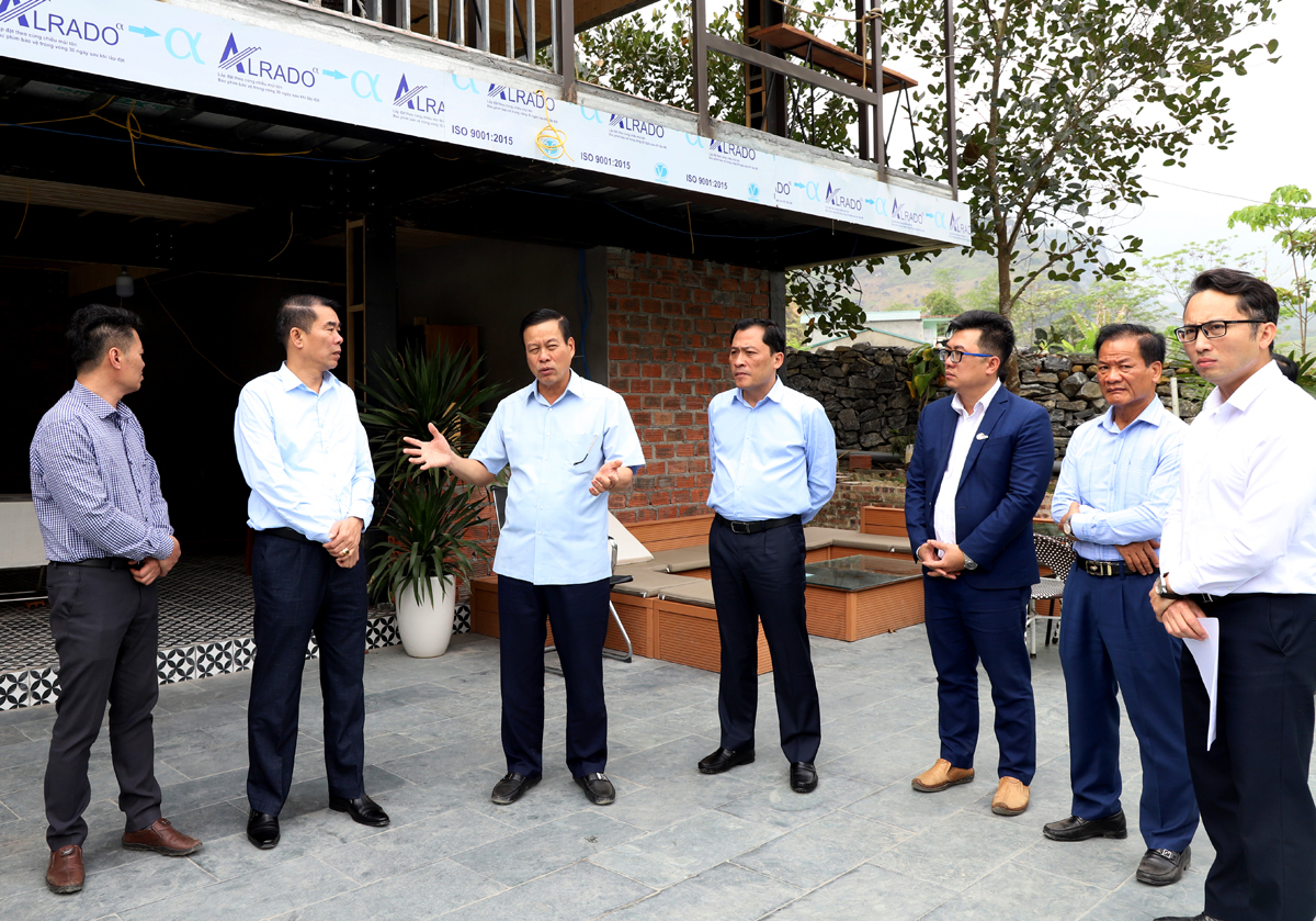 Chủ tịch UBND tỉnh Nguyễn Văn Sơn chỉ đạo huyện Yên Minh cần tổng hợp, phân loại các hộ, hợp tác xã, doanh nghiệp tham gia làm dịch vụ để có hướng giải quyết phù hợp.
