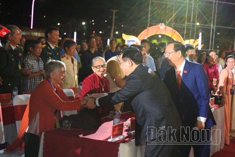 Đồng chí Vương Đình Huệ, Ủy viên Bộ Chính trị, Chủ tịch Quốc hội thăm hỏi Mẹ Việt Nam Anh hùng dự Lễ kỷ niệm 20 năm Ngày tái lập tỉnh Đắk Nông