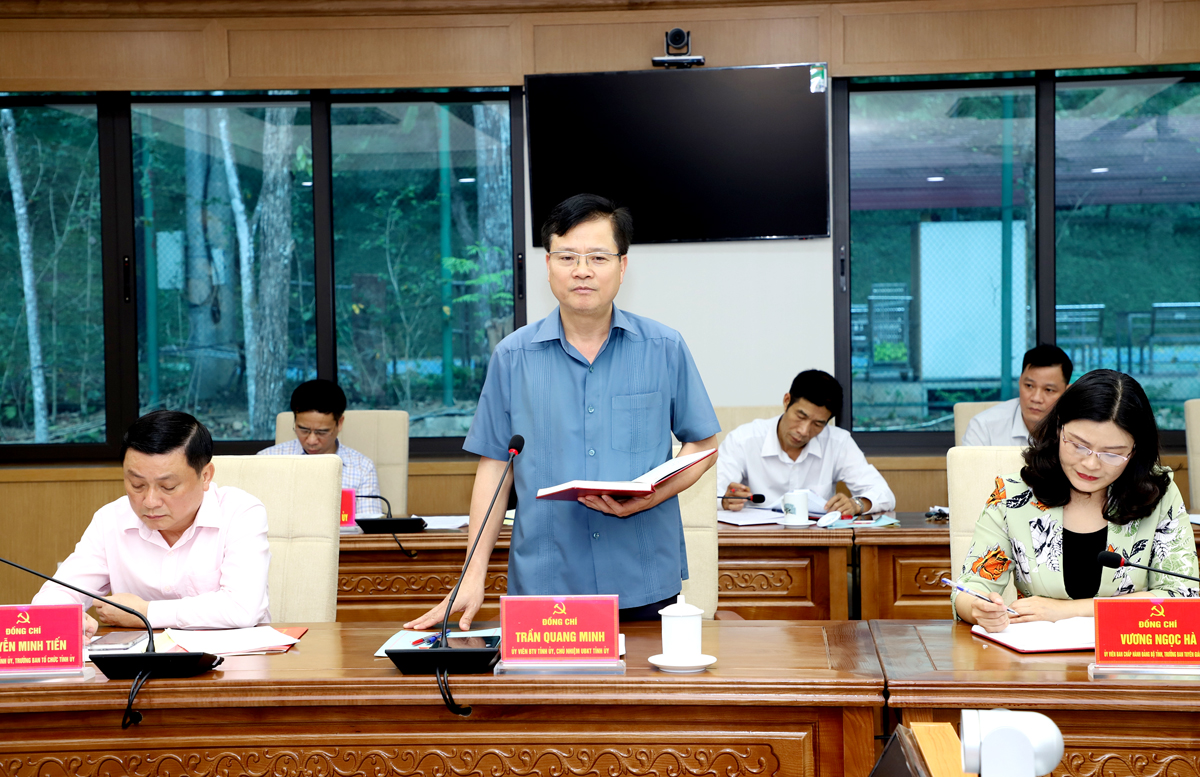 Chủ nhiệm UBKT Tỉnh ủy Trần Quang Minh thảo luận tại hội nghị