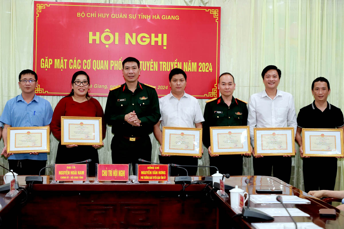 Lãnh đạo Bộ CHQS tỉnh tặng Giấy khen cho các cá nhân đã có thành tích xuất sắc trong công tác phối hợp tuyên truyền nhiệm vụ quân sự, quốc phòng địa phương năm 2023.