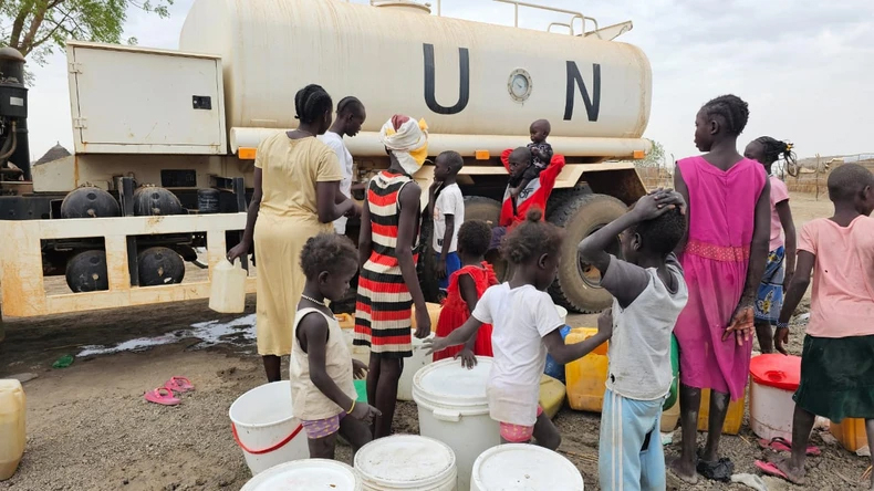 Người dân khu vực Abyei xếp hàng chờ lấy nước sạch.