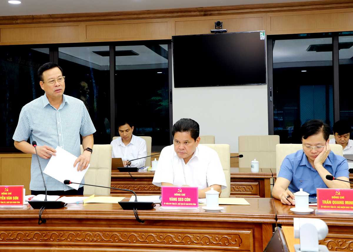 Phó Bí thư Tỉnh ủy, Chủ tịch UBND tỉnh Nguyễn Văn Sơn thảo luận tại cuộc họp.