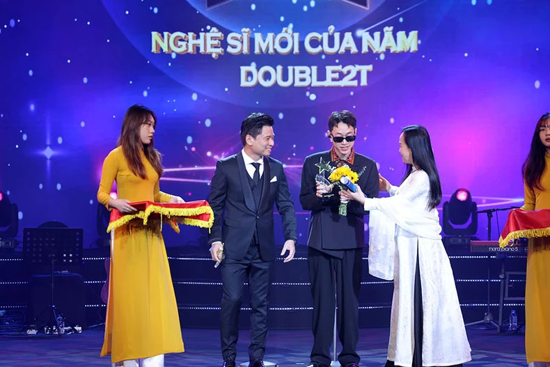 Văn Mai Hương và Hứa Kim Tuyền nhận giải Album của năm.